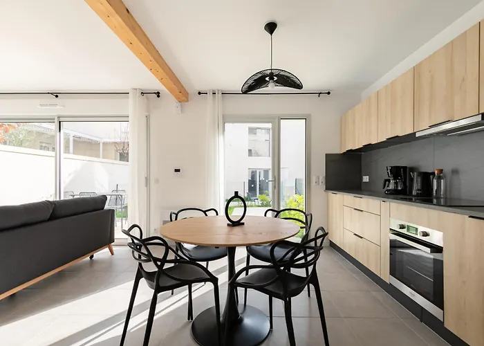 Jolie Maison Lumineuse De Style Industriel 펜션 *